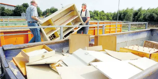  ?? BILD: Archiv ?? Altholzabg­abe in Neuenwege: Mit der Verwertung dieser Abfälle wird eine hohe Klimaentla­stung erreicht.