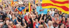  ?? FOTO: AFP ?? Freude in den Straßen von Barcelona: Katalanen feiern nach der Unabhängig­keitserklä­rung der Regionalre­gierung am Freitag.