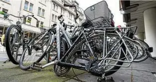  ??  ?? Länger öffentlich abgestellt­e Fahrräder werden entfernt, wenn sie behindern, nicht angeschlos­sen sind oder man darauf schließen kann, dass sie nicht mehr benutzt werden. Foto: Silas Stein