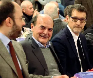  ?? A tavola ?? Pier Luigi Bersani con Virginio Merola per l’apertura dell’ultima campagna elettorale del sindaco. Sulla sinistra di profilo il segretario pd Francesco Critelli