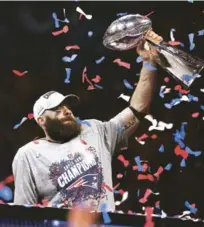  ?? AP ?? Julian Edelman, de los Patriots de New England, levanta el trofeo que lo acredita como el Jugador Más Valioso del Super Bowl.