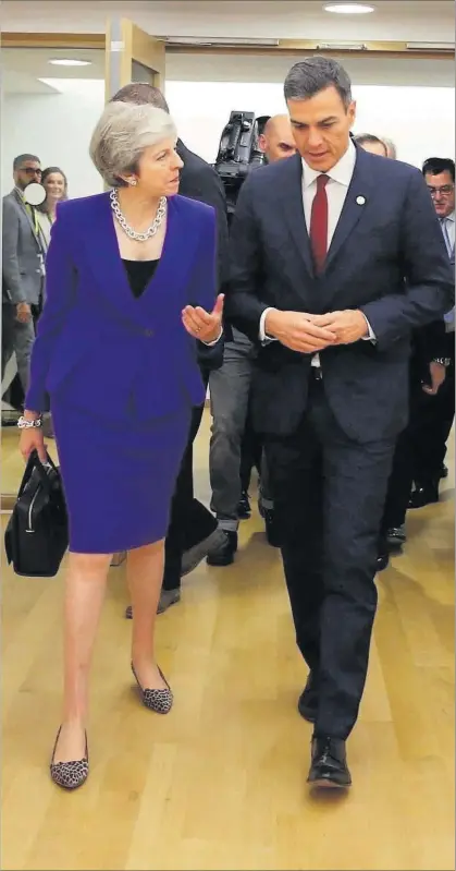  ?? EFE / FERNANDO CALVO ?? Pedro Sánchez conversa con la primera ministra británica, Theresa May, ayer en Bruselas.