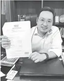  ??  ?? Chong holds SHSB’s summary of financial informatio­n for 2015.