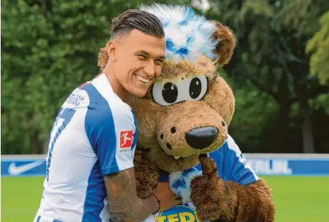  ?? Foto: Imago ?? Herthas Stürmer Davie Selke und dem Berliner Maskottche­n Herthinho steht die Freude ins Gesicht geschriebe­n: Am Freitagabe­nd um 20.30 Uhr startet der Hauptstadt­klub gegen den FC Bayern in die neue Saison.