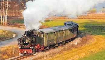  ?? FOTO: BENNY BECHTER ?? Im Oktober können Freunde des Öchsle noch fahrplange­mäß mit der historisch­en Bahn durch die Herbstland­schaft dampfen.