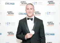  ?? Galdones) ?? ZAHAV RESTAURATE­UR Michael Solomonov poses with his James Beard Award at last year’s gala.