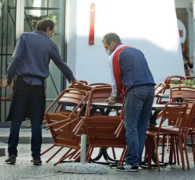  ?? (Zambello-Ansa) ?? Stop Tavolini e sedie resi inagibili in una piazza del centro di Bolzano: nei bar possibile solo l’asporto