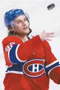  ?? RYAN REMIORZ LA PRESSE CANADIENNE ?? Jonathan Drouin a lancé quelques souvenirs aux partisans du Canadien jeudi après avoir été nommé première étoile du match.