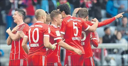  ??  ?? Lewandowsk­i celebra uno de sus dos goles al Mainz El delantero polaco ya lleva 5 en la presente Bundesliga FOTO: AP