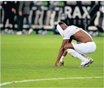  ?? FOTO: DPA ?? Breel Embolo nach dem Abpfiff am Samstag. Er spielte bislang 42-Mal für Borussia Mönchengla­dbach. Dabei erzielte der Stürmer acht Tore und bereitete zehn weitere Treffer vor.