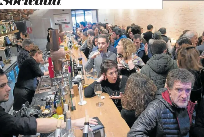  ??  ?? Decenas de clientes abarrotan un bar del Casco Viejo de Pamplona.