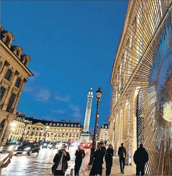 ??  ?? Ciudad del lujo Unos paseantes pasan por delante de la nueva tienda estrella de Louis Vuitton en la céntrica plaza Vendôme, uno de los destinos más exclusivos, sede de muchas de las grandes maisons parisinas