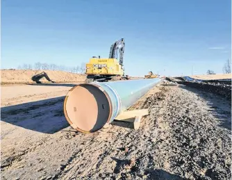  ?? REUTERS/CANDACE ELLIOTT ?? The expansion of the Canadian government-owned Trans Mountain oil pipeline advanced to a new constructi­on stage, in Acheson, Alta., on Dec. 3, 2019.