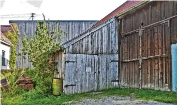  ?? Fotos: Herwig Stuckenber­ger ?? Unter diesem landwirtsc­haftlichen Gebäude befindet sich ein alter Bierkeller, der nach einem der historisch­en Brauer, Lidl Keller genannt wird. Die Ammersee Heimatfors­cher kämpfen für seinen Erhalt.