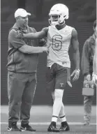  ?? CAITIE MCMEKIN/NEWS SENTINEL ?? Tennessee football coach Jeremy Pruitt with Deangelo Gibbs (6) during practice on March 10.