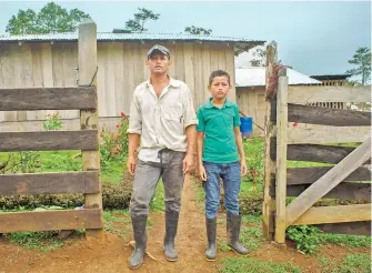  ?? AFP ?? Lázaro Gutié rrez (izq.) y Delvin Gutiérrez (der.), padre y hemano de Wilton Gutiérrez, el niño nicaragüen­se encontrado caminado solo en la frontera con EU/