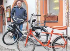  ?? FOTO: CHRISTIAN GERARDS ?? Klaus Kiefer hat für die Ausstellun­g „200 Jahre Fahrrad“bereits eine Velosolex und ein Bonanzarad organisier­t. Die Schau findet am Samstag, 29. April, statt.