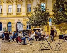  ??  ?? Takzvaných pražských židlí lze již v ulicích metropole najít téměř dva tisíce. Městské organizace je umisťují na místa, kde se lidé často setkávají, nebo naopak tam, kde by si veřejné prostranst­ví zasloužilo oživit. Míst s ikonickými černými stolky a židlemi je v celé Praze nyní 85 a další budou přibývat, zejména na okrajích hlavního města.