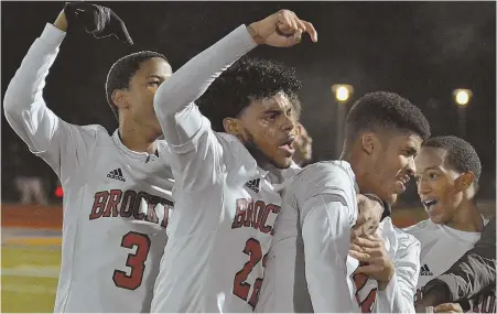  ?? StaFF FILe pHoto by CHrIS CHrISto ?? THE FAVORITES: Claudio Mascarenha­s and Derick Goncalves De Pina celebrate with teammate Leonardo Teixeira after he scored during state final win over Longmeadow last season.