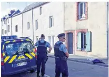  ??  ?? Jeudi 8 septembre en fin de journée, les forces de l’ordre étaient toujours postées devant son domicile.