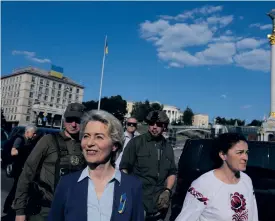  ?? BILD: NATACHA PISARENKO ?? Ursula von der Leyen på Majdantorg­et i Kiev i lördags.