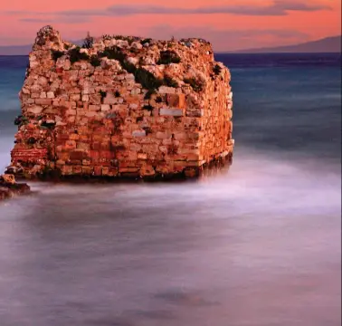  ??  ?? POTIDEA. RUINAS DE ESTA CIUDAD AL NORTE DEL MAR EGEO, QUE FUE DESTRUIDA POR UN TSUNAMI EN EL AÑO 479 A.C.