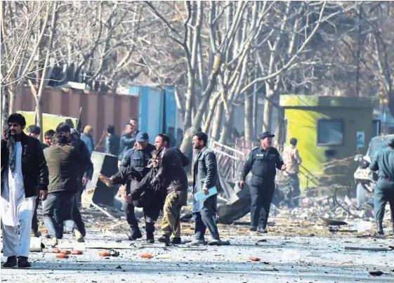  ?? AFP ?? Voluntario­s y policías ayudaron a decenas de heridos, este sábado, luego de la explosión de una ambulancia en Kabul, capital de Afganistán.