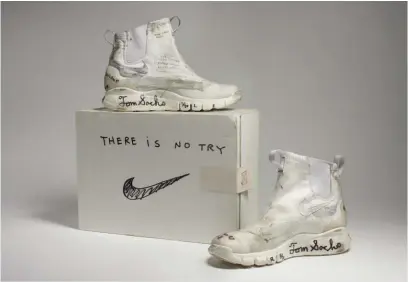  ??  ?? Qui accanto. Tom Sachs, Whites, 2008-12. Il prototipo NikeCraft Lunar Underboot Aeroply Experiment­ation Research Boot creato dall’artista newyorkese per Nike si ispira alle missioni spaziali della Nasa. L’opera è inserita nella mostraThe Moon, al Louisiana Museum of Modern Art, Humlebæk, Danimarca, fino al 20 gennaio.