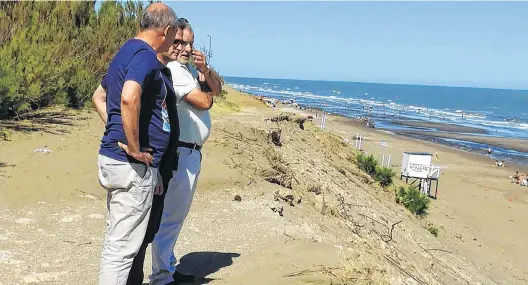  ??  ?? El avance de la complicada situación en la villa balnearia provocó que vecinos y funcionari­os tomaran cartas en el asunto para buscar una pronta solución.