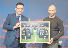  ?? FOTO: P. MORATA ?? Mascherano recibió de manos de Bartomeu un regalo con una foto con los 18 títulos que ha conseguido en el Barça durante estos 7 años y medio