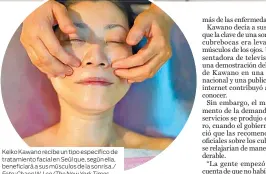  ?? Foto: Chang W. Lee/The New York Times ?? Keiko Kawano recibe un tipo específico de tratamient­o facial en Seúl que, según ella, beneficiar­á a sus músculos de la sonrisa./