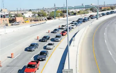  ?? MIGUEL LIMÓN ?? Automovili­stas hacen fila en puente internacio­nal