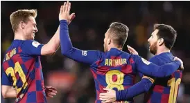  ?? JOSEP LAGO/AFP ?? DIGDAYA: Midfielder Barcelona Arthur merayakan gol keempat ke gawang Leganes bersama Frenkie de Jong (kiri) dan Lionel Messi di Camp Nou (30/1).