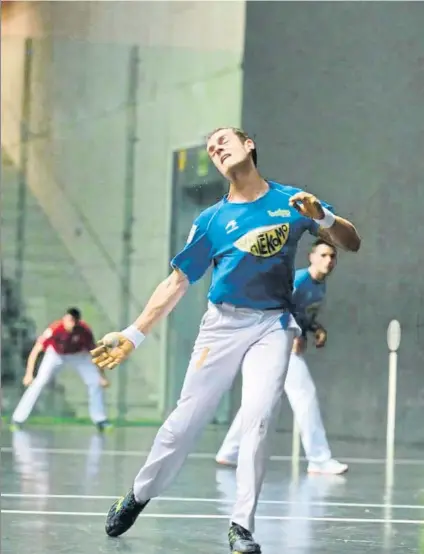  ?? FOTO: EL CORREO ?? A semifinale­s
Laso, que golpea la pelota, y Albisu derrotaron a Altuna III y Ladis Galarza logrando su clasificac­ión