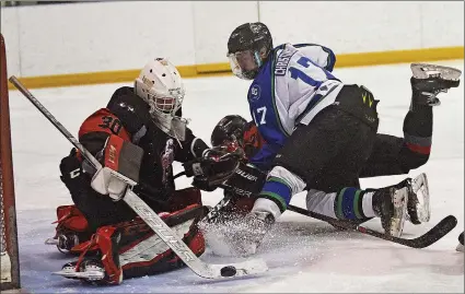  ?? STEVEN MAH/SOUTHWEST BOOSTER ?? Swift Current’s Matthew Christians­on (top) crashed the Prairie Storm goal during a 6-3 win on Sunday.