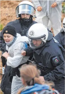  ?? FOTO: DPA ?? Vor der Weltklimak­onferenz in Bonn haben Braunkohle­gegner im rheinische­n Tagebaurev­ier gegen den weiteren Abbau des fossilen Energieträ­gers demonstrie­rt.