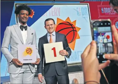  ??  ?? FORTUNA. El alero Josh Jackson y el mánager general Ryan McDonough representa­ron a Phoenix Suns.