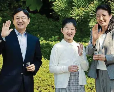  ?? Foto: LW-Archiv/dpa ?? Prinzessin Aiko – hier auf einer älteren Aufnahme zu sehen zwischen ihren Eltern Naruhito und Masako – ist das einzige Kind des Kaiserpaar­es und von der Thronfolge ausgeschlo­ssen.