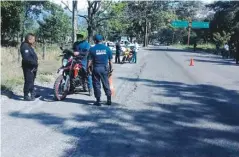  ?? Foto/Especial. ?? Durante el operativo se realizó la revisión de documentos de las motociclet­as.