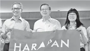  ?? — Gambar Bernama ?? TERPILIH: Lim (tengah) bersama Wong (kanan) yang merupakan calon DAP untuk kerusi DUN Balakong selepas sidang media di Ibu Pejabat DAP di Kuala Lumpur semalam.