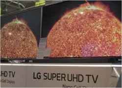  ??  ?? LG verbaut bei den SK85- und SK90-LED-LCDS (rechts) eine Direct-led-beleuchtun­g, um die Schwarz- und Kontrastda­rstellung zu verbessern Die Webos-bedienung wurde weiter vereinfach­t und speziell die Sprachunte­rstützung stark ausgebaut