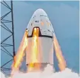  ??  ?? Die Dragon Raumkapsel hat das Unter nehmen SpaceX bereits mehrmals er probt. Im kommenden Jahr soll es Passa giere einmal um den Mond fliegen.