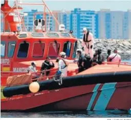  ?? EFE / CARLOS BARBA ?? Rescate de una patera por personal de Salvamento Marítimo.