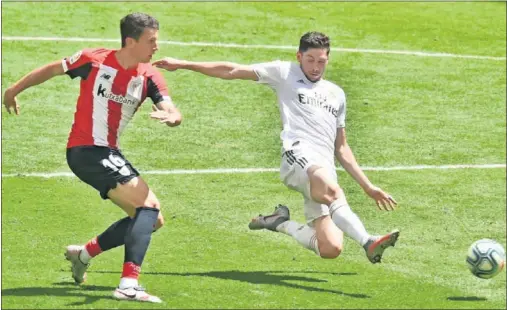  ??  ?? Valverde se lanza a intercepta­r un balón en la victoria (0-1) del Real Madrid en San Mamés.
