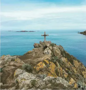  ?? ?? La pointe du Christ, est accessible à pied. On y pêche le bar et la dorade grise.