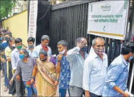  ?? BHUSHAN KOYANDE/HT ?? Beneficiar­ies line up to get vaccinated at Reliance Hospital at Colaba, on Monday.