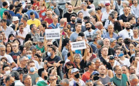  ?? REUTERS ?? A demonstrat­ion against a Covid-19 health pass that will be mandatory for indoor dining, cultural and sports events from next week, in Rome, Italy.