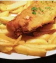  ??  ?? Fish and Chips, also frittierte­r Fisch und Pommes, sind in Großbritan­nien beliebt.