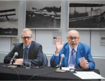  ?? CATHERINE LEGAULT LE DEVOIR ?? Le directeur duDevoir, Bryan Miles, et le président de Groupe Transat, JeanMarc Eustache lors de l’annonce du don versé au quotidien de la rue Berri.