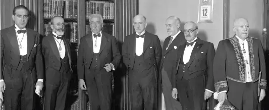  ??  ?? FOTO DE FAMILIA. Varios de los más ilustres representa­ntes de la tercera España posan el día del ingreso en la Real Academia de Pío Baroja, en 1935. De izquierda a derecha: Gregorio Marañón, Menéndez Pidal, Alcalá-Zamora, Baroja, el ministro Antonio Royo Villanova y los académicos Amezua y Emilio Cotarelo.